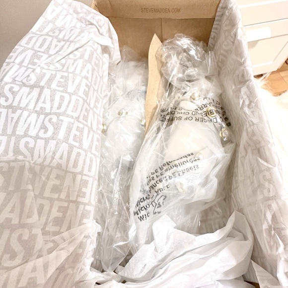 NEW Steve Madden Clear Pearl Studded Jelly Sandals - Size 7 and 8 - Picture 5 of 7